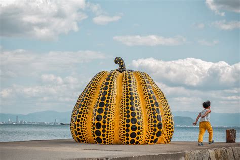 vetrina louis vuitton artista giapponese|Chi è Yayoi Kusama, l'artista preferita da Louis Vuitton .